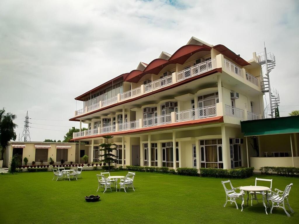 Skyview & Party Lawns Hotel 3*